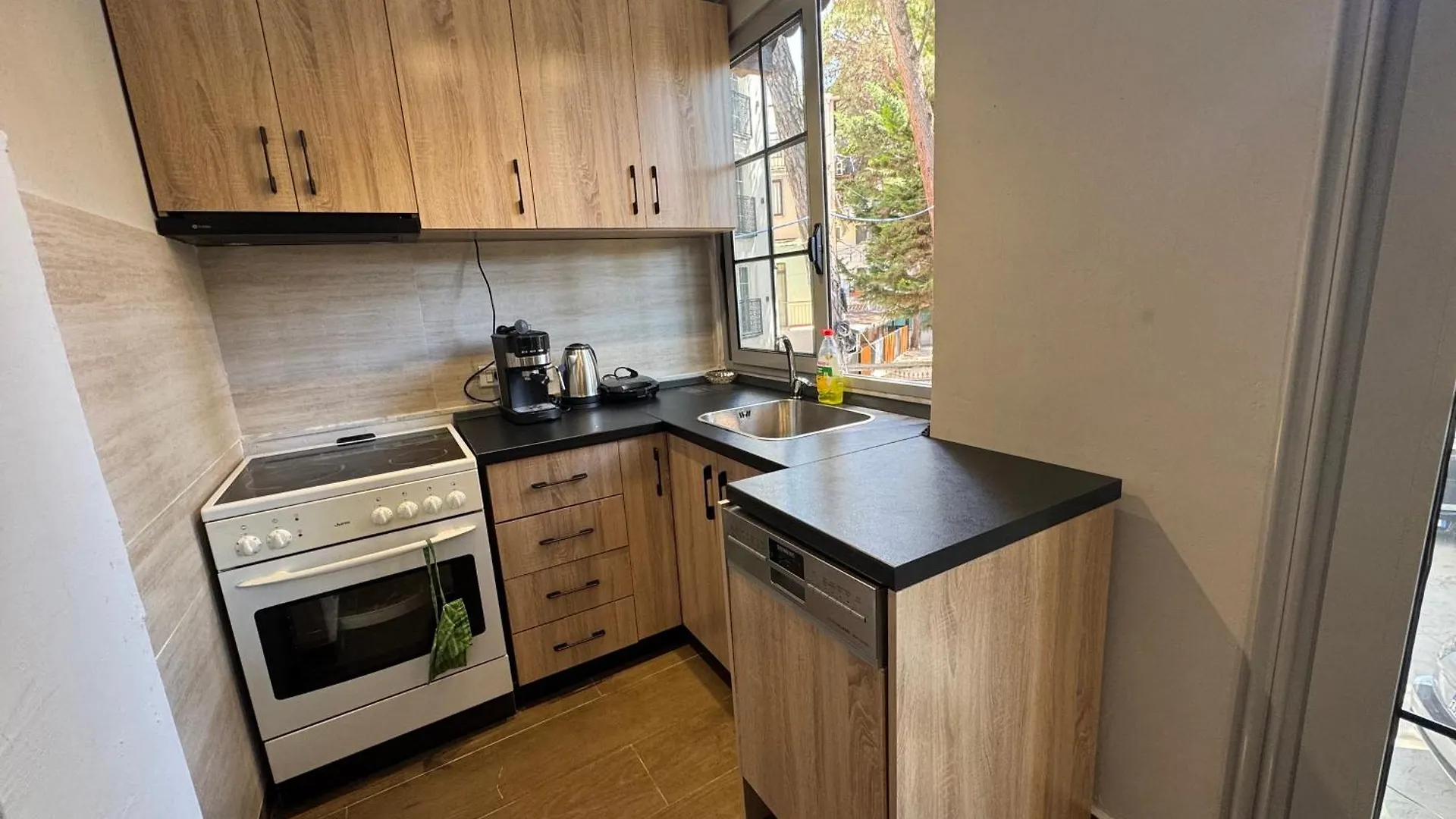 גולם Sunny Hill Apartment 0*,